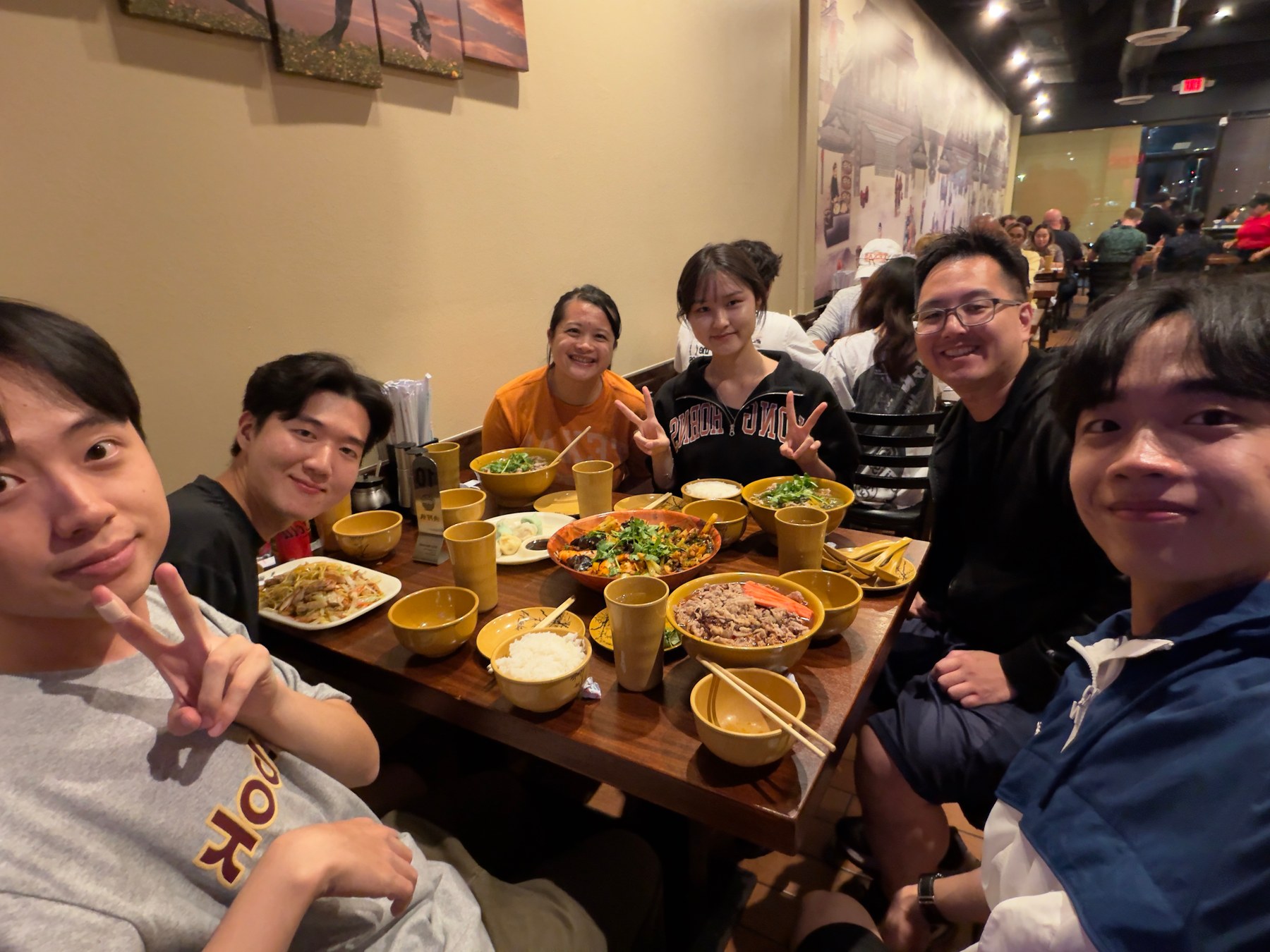 운동을 마치고 함께 중식을 먹으며 찍은 사진.